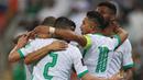 Para pemain Arab Saudi merayakan gol mereka ke gawang Oman pada pertandingan sepak bola Kualifikasi Piala Dunia 2022 di Stadion King Abdullah Sport City, Jeddah, Arab Saudi, 27 Januari 2022. Arab Saudi menang 1-0. (AFP)