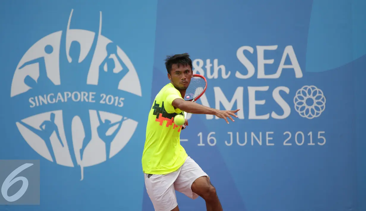 Petenis Indonesia, Aditya Sasongko saat tampil melawan Wachiramanowong (Thailand) di nomor beregu putra Sea Games 2015 di Kallang Tenis Centre, Singapura, Selasa (9/6/2015). Aditya Sangko unggul 6-4, 7-5. (Liputan6.com/Helmi Fithriansyah)
