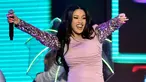 Penyanyi Cardi B saat tampil menghibur penonton di Billboard Latin Music Awards 2018 di Las Vegas (26/4). Cardi B tampil di atas panggung Billboard Latin Music Awards dalam kondisi hamil besar. (David Becker/Getty Images North America/AFP)