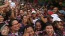 Cawagub DKI Jakarta, Djarot Saiful Hidayat foto bersama saat berkunjung ke Kampung Ambon, Cengkareng, Jakarta Barat, Kamis (2/2). Dalam kesempatan tersebut Djarot meminta kepada masyarakat untuk memerangi narkoba. (Liputan6.com)