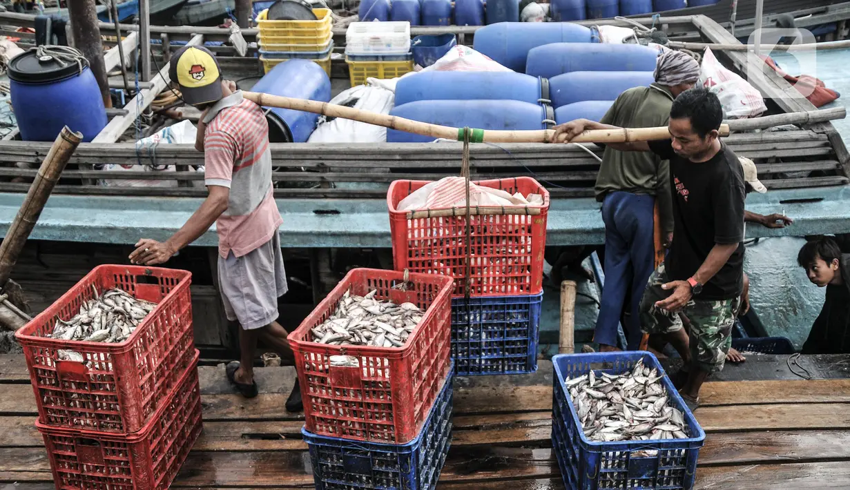 Aktivitas nelayan saat bongkar muat ikan di dermaga Kalibaru, Cilincing, Jakarta, Rabu (23/3/2022). PT Perikanan Indonesia (Persero) mengungkapkan sejumlah jenis ikan mengalami kenaikan harga berkisar Rp1.000-Rp2.000 per kg akibat tingginya permintaan jelang Ramadan. (merdeka.com/Iqbal S Nugroho)