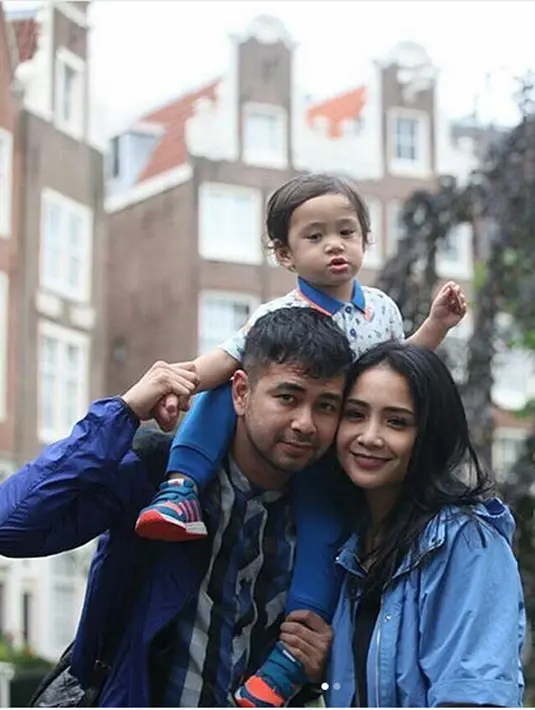Pasangan ini sengaja membuat ultah kedua anaknya secara sederhana. Terkait temanya, mengadopsi film animasi Sing. Dimana film yang menampilkan Scarlet Johansson dan Reese Witherspoon ini menjadi film favorit Rafathar. (Instagram/rafinagita1717)