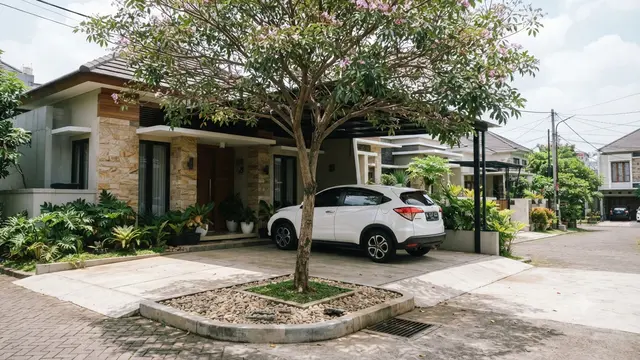 Ide Desain Rumah Rimbun untuk Perumahan Panas yang Teduh dan Tetap Rapi Nyaman Model Pemanfataan Tanaman Peneduh Berbatang Ramping di Carport