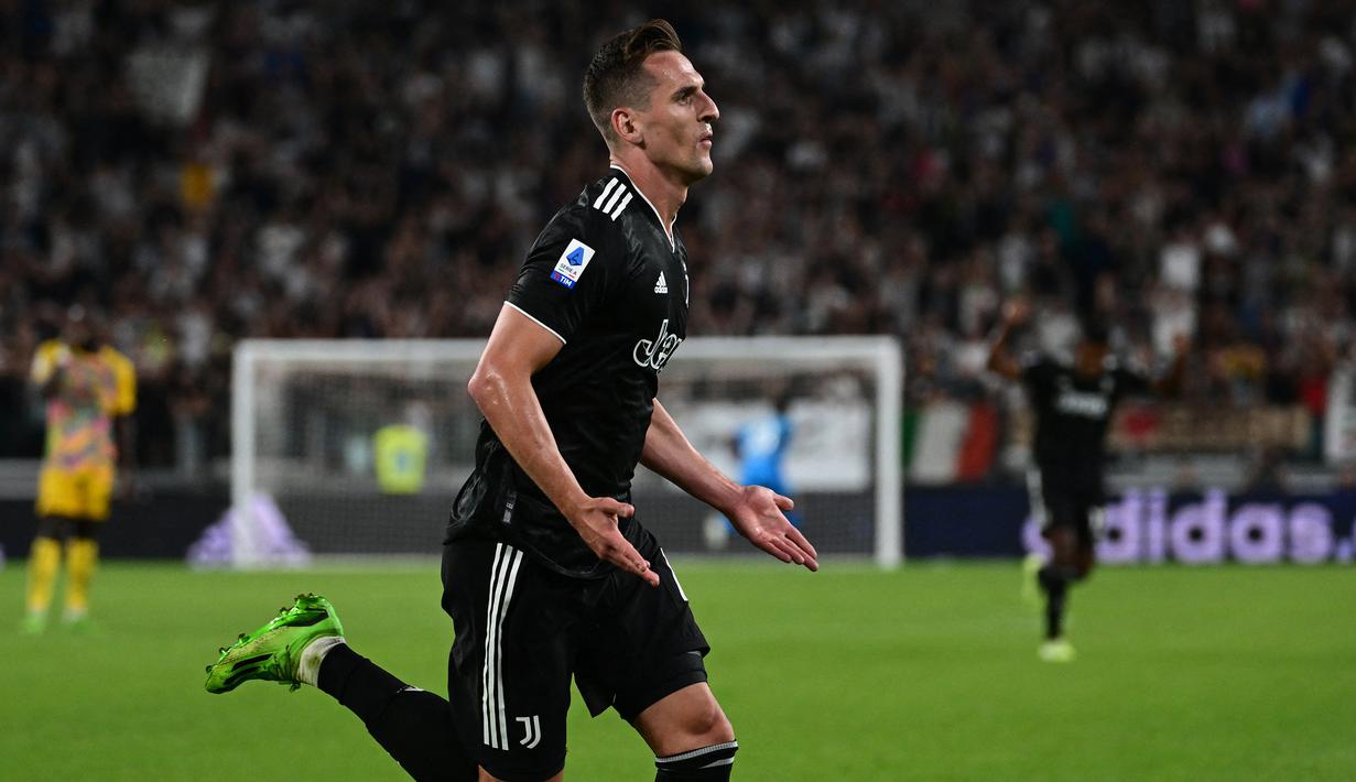 Juventus akhirnya mmapu mencetak gol kedua ke gawang Spezia pada saat injury time babak kedua. Gol dicetak oleh Arkadiusz Milik lewat tembakan kaki kiri usai menerima umpan silang Fabio Miretti. (AFP/Miguel Medina)