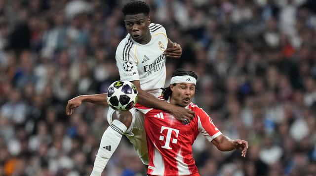 Pemain Real Madrid Aurelien Tchouameni (atas) dan pemain Bayern Munchen Serge Gnabry berebut bola pada laga leg pertama perempat final Liga Champions antara Real Madrid vs Bayern Munchen di Madrid, Spanyol, Selasa, 7 April 2026. (AP Photo/Bernat Armangue)