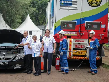 PT Pertamina (Persero) meresmikan pengoperasian Mobile Refueling Unit (MRU) atau Stasiun Pengisian Bahan Bakar Gas (SPBG) yang dapat berpindah tempat dari satu lokasi ke lokasi lain di Lapangan Banteng, Jakarta, Senin (16/11). (Liputan6.com/Faizal Fanani)