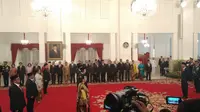 Presiden Joko Widodo atau Jokowi memberikan tanda kehormatan, Bintang Mahaputra Nararya. (Liputan6.com/Hanz Salim)