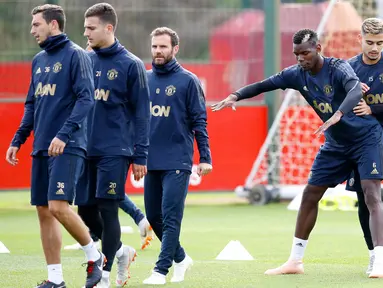 Para pemain Manchester United menghadiri sesi pelatihan tim di AON Training Complex, Carrington, Inggris barat laut (1/10). MU akan bertanding melawan wakil Spanyol, Valencia pada lanjutan grup H Liga Champions di Old Trafford. (Martin Rickett/PA via AP)