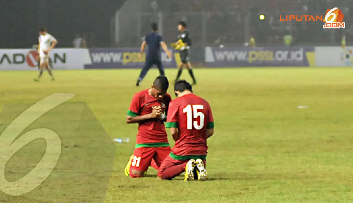 Maldini (nomor 15) dan Yabes Roni Malaifani langsung bersimpuh bersyukur atas kemenangan Garuda Muda melawan Korea Selatan (Liputan6.com/Helmi Fithriansyah)