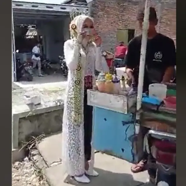 Momen Unik Pengantin Wanita Jajan Cilok Saat Acara Pernikahan