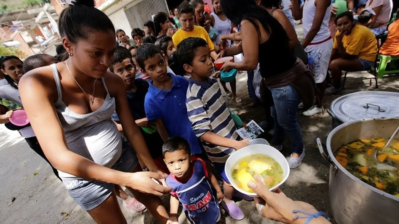 Warga Venezuela yang mengantri panjang untuk mendapat kebutuhan pokok (Getty Image)