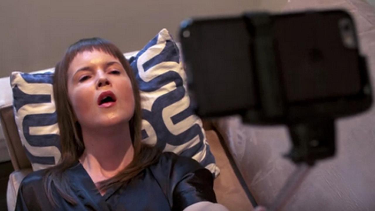 Tragis, Selfie dengan Tongsis Dildo, Perempuan Ini Dibully