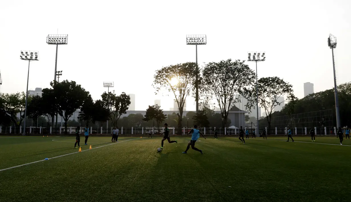 Pemain Timnas Indonesia U-23 saat latihan jelang SEA Games 2019 di Lapangan ABC, Senayan, Jakarta, Kamis (3/10). Latihan kali ini Timnas fokus dalam memperbaiki taktik dalam bertahan. (Bola.com/M Iqbal Ichsan)