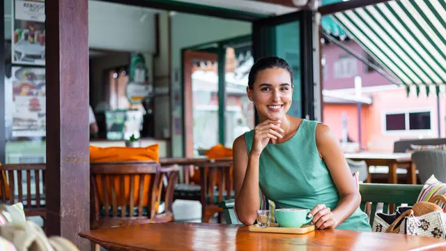 wanita juli kafe tersenyum