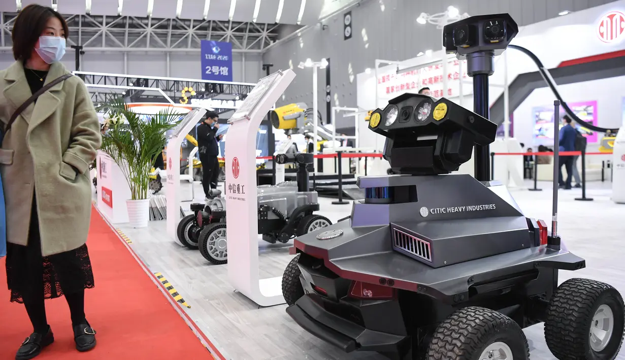 Pengunjung melihat robot patroli dalam Pameran Robot Pintar Internasional China (Foshan) 2020 di Foshan, Provinsi Guangdong, China, 3 Desember 2020. Produsen robot papan atas dari dalam dan luar negeri memamerkan produk, teknologi, dan solusi terbaru mereka selama gelaran tersebut. (Xinhua/Deng Hua)