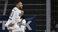 Duo Neymar-Mbappe berhasil membawa Paris Saint-Germain menang besar di kandang Clermont pada laga lanjutan Liga Prancis, Minggu (10/04/2022) dini hari WIB. (Foto kolase: AFP/Thierry Zoccolan)