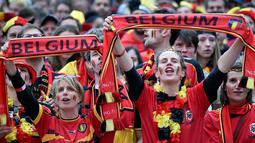 Fans Belgia bersorak dan membentangkan syal saat menyaksikan timnya melawan Hungaria pada babak 16 besar piala Eropa 2016 di Brussels, Belgia, (26/6/2016). (REUTERS/Eric Vidal)