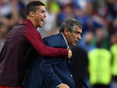 Fernando Santos adalah satu-satunya manajer yang pernah menangani Cristiano Ronaldo di sepak bola internasional. Ia tercatat tampil bersama Ronaldo sebanyak 70 pertandingan untuk Timnas Portugal. Kolaborasi dari mereka berdua sukses menyumbangkan banyak gelar juara. (AFP/Franck Fife)