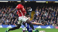 Bek Manchester United Eric Bailly beraksi pada laga melawan Chelsea di Stamford Bridge, London, 23 Oktober 2016. (AFP/Glyn Kirk)