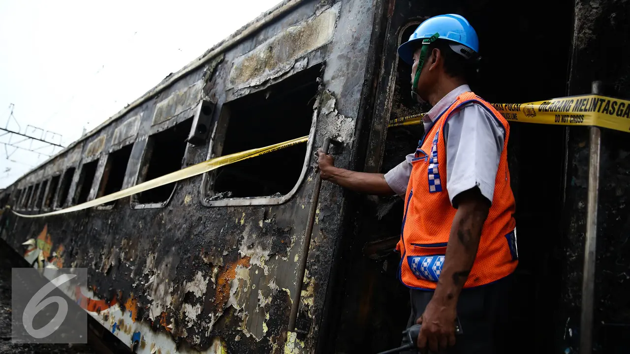 20160825- Kondisi Gerbong Kereta yang Terbakar di Tanjung Priok-Jakarta- Faizal Fanani
