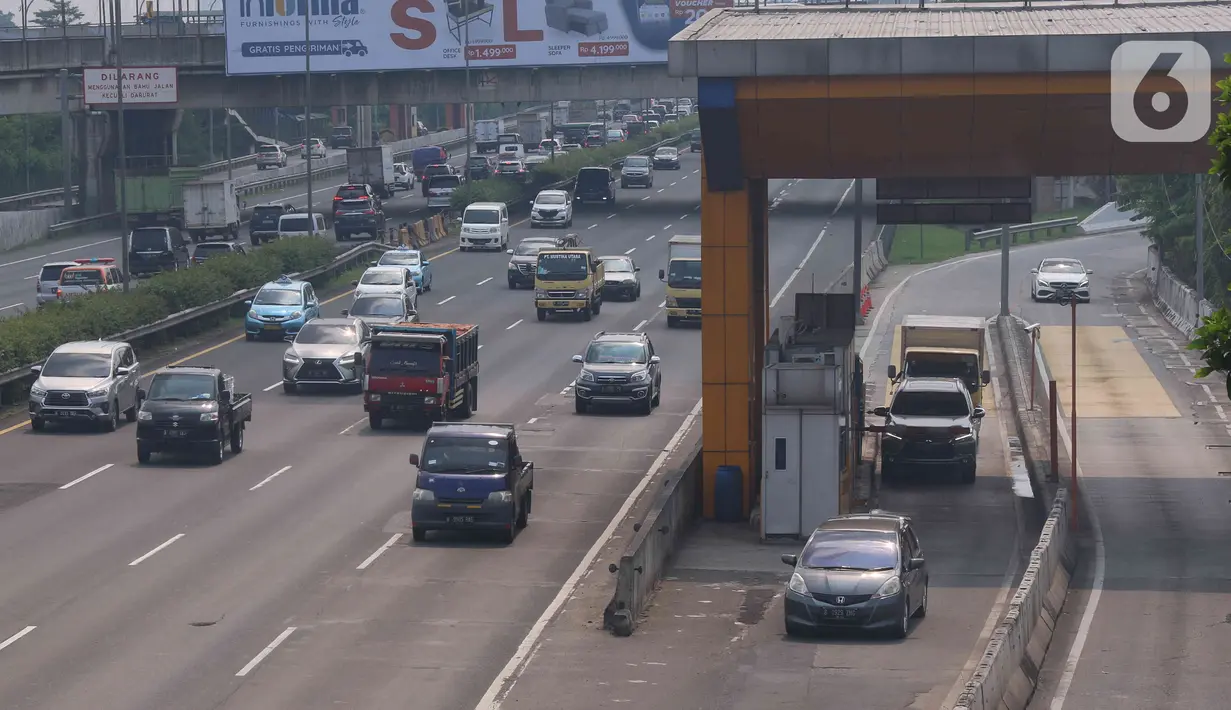 Pengendara melakukan transaksi pembayaran masuk tol saat memasuki tol Tangerang-Jakarta, di kawasan Tangerang, Selasa (4/1/2022). Sistem bayar tol tanpa berhenti ini mulai diberlakukan tahun 2022 ini. (Liputan6.com/Angga Yuniar)