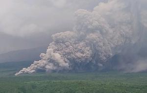 Gunung Semeru erupsi disertai luncuran awan panas sejauh 7 kilometer dari puncak pada Rabu sore (19/11/2025). (Liputan6.com/ Dok PVMBG)