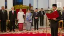 Presiden Joko Widodo atau Jokowi melantik Kepala Badan Pembinaan Ideologi Pancasila (BPIP) Yudian Wahyudi (kiri) dan Kepala Badan Pengawasan Keuangan dan Pembangunan (BPKP) Muhammad Yusuf Ateh (kanan) di Istana Negara, Jakarta, Rabu (5/2/2020). (Liputan6.com/Faizal Fanani)