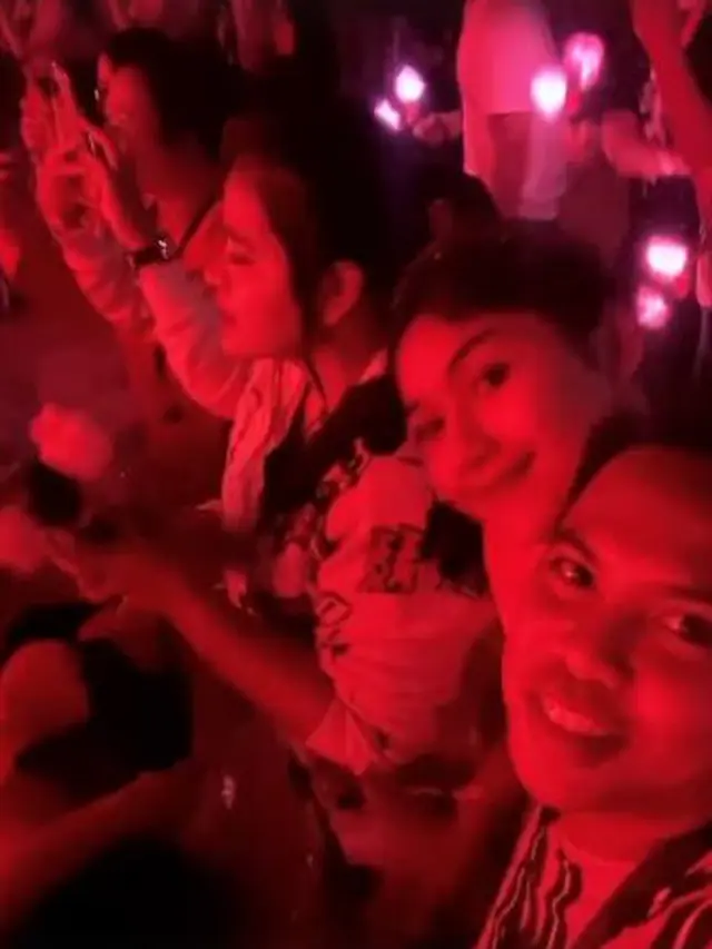 6 Potret Erina Gudono dan Kahiyang Ayu Kompak Nonton Blackpink, Penampilannya Disorot