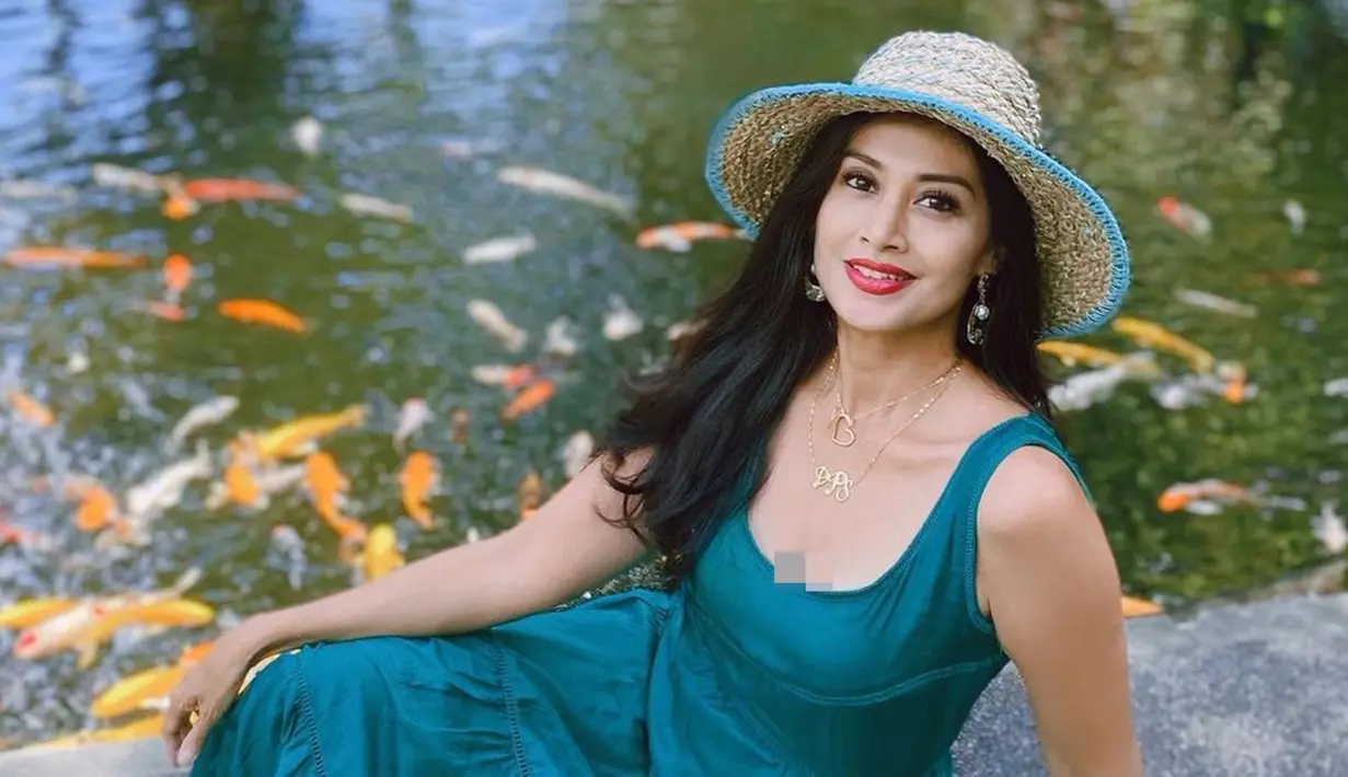 Dengan latar belakang kolam penuh ikan, Diah kembali tampil menawan dengan balutan dress hijau toska. Makin sempurna dengan topi bundar yang bagian tepinya memiliki warna senada dengan dress. Riasan yang selalu cetar selalu melengkapi kesan nyentrik yang melekat pada dirinya. (Liputan6.com/IG/@dps_diahpermatasari)