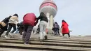 Para wisatawan bersiap memasuki Shanghai Oriental Pearl Tower di Shanghai, China, Kamis (12/3/2020). China kembali membuka bangunan ikonis Shanghai Oriental Pearl Tower, Shanghai Jinmao Tower, dan Shanghai Tower. (Xinhua/Fang Zhe)