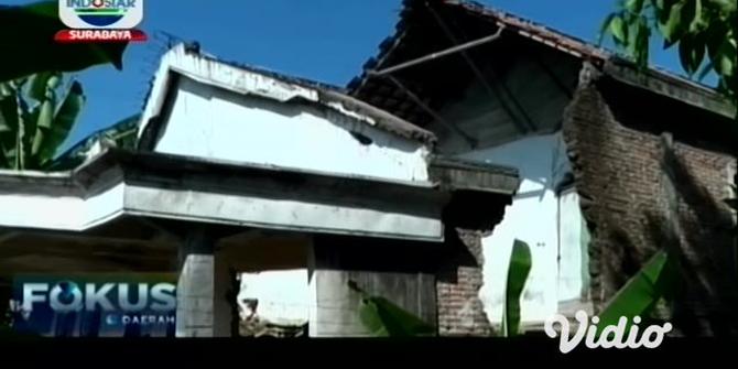 VIDEO: Bantaran Bengawan Solo di Lamongan Ambles, 2 Rumah Warga Rusak