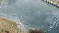 Seorang pria nekat melewati danau beku. Tanpa diduga, es ternyata tipis dan akhirnya retak menenggelamkan mobil. 