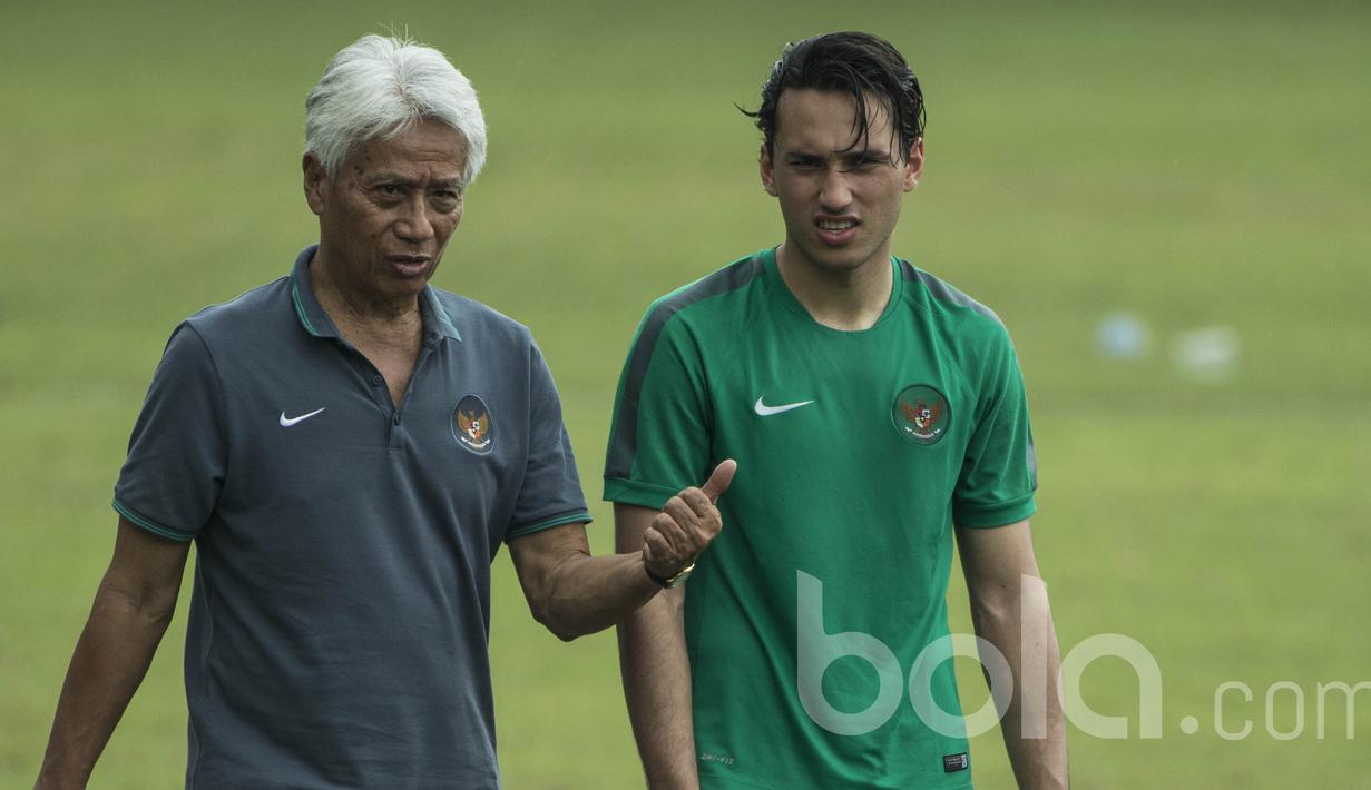 Direktur Teknik PSSI, Danurwindo, memberikan masukan kepada striker Timnas Indonesia U-22, Ezra Walian, usai latihan di Lapangan SPH Karawaci, Banten, Sabtu (25/3/2017). Sekitar lima menit keduanya tampak berdiskusi. (Bola.com/Vitalis Yogi Trisna)