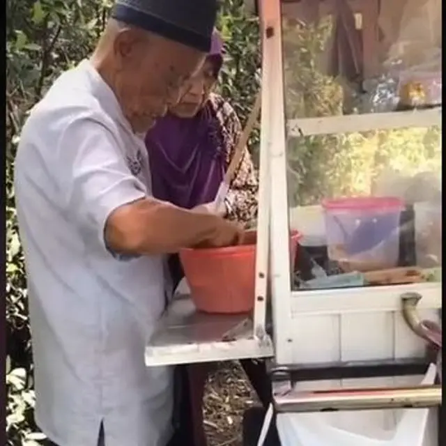 Kakek 99 Tahun Masih Berjualan Makanan Ditemani Istrinya