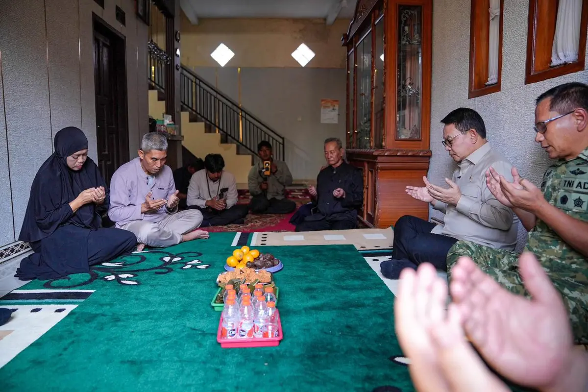 Kepala Staf Kepresidenan (KSP) Dudung Abdurachman melakukan takziah ke rumah duka keluarga almarhum Muhammad Rifki Renaldi, seorang peserta pelatihan Sarjana Penggerak Pembangunan Indonesia (SPPI) di Kabupaten Sumedang, Jawa Barat, Selasa (30/06/2026) (Ka