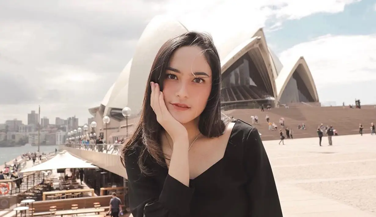 Berlibur ke Sydney, Australia, Cindy Priscilla berpose di depan Opera House. (Liputan6.com/IG/@cindypriscilla)