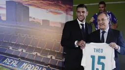 Presiden Real Madrid, Florentino Perez, foto bersama rekrutan baru, Theo Hernandez, saat diperkenalkan di Stadion Santiago Bernabeu, Madrid, Senin (10/7/2017). (AFP/Javier Soriano)