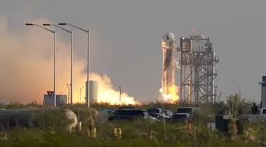 Roket New Shepard Blue Origin diluncurkan dari pelabuhan antariksa dekat Van Horn, Texas, Amerika Serikat, Selasa (20/7/2021). Roket membawa pendiri Amazon Jeff Bezos, Mark Bezos, Oliver Daemen, Wally Funk. (AP Photo/Tony Gutierrez)