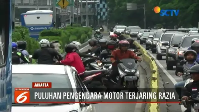 Puluhan pengendara motor panik dan nekat melawan arus saat melihat ada razia lalu lintas di kawasan Jatinegara, Jakarta Timur.