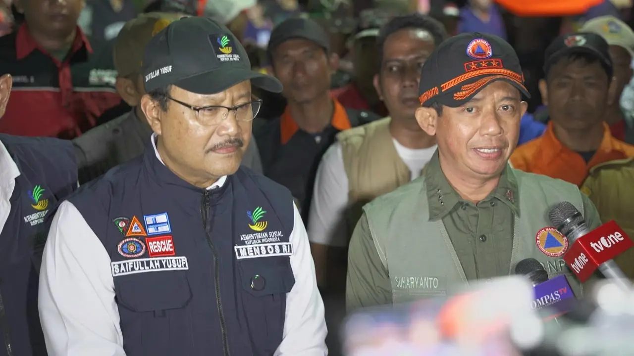Kepala Badan Nasional Penanggulangan Bencana (BNPB) Letjen TNI Suharyanto bersama Menteri Sosial Saifullah Yusuf tinjau lokasi banjir di Bekasi.