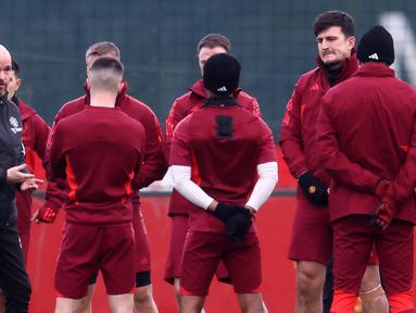 Pelatih Manchester United, Erik Ten Hag (dua kiri), memberikan instruksi kepada para pemain yang hadir saat sesi latihan yang berlangsung di Carrington, Manchester, Selasa (12/12/2023) dini hari WIB. (AFP/Darren Staples)