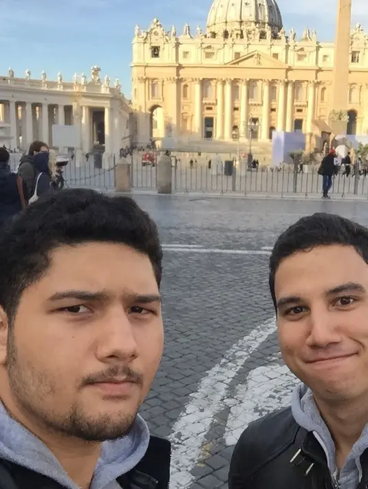 Kedua putra Meriam Bellina ini terpaut usia 4 tahun. Saat ini Abel menginjak usia 29 tahun, sedangkan sang adik berumur 25 tahun. (Foto: instagram.com/nigelphilo)