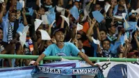 Suporter Persela Lamongan memberikan dukungan untuk timnya saat melawan Persija Jakarta pada lanjutan Liga 1 2017 di Stadion Patriot Bekasi, Minggu (27/8/2017).  Persija menang 2-0. (Bola.com/Nicklas Hanoatubun)