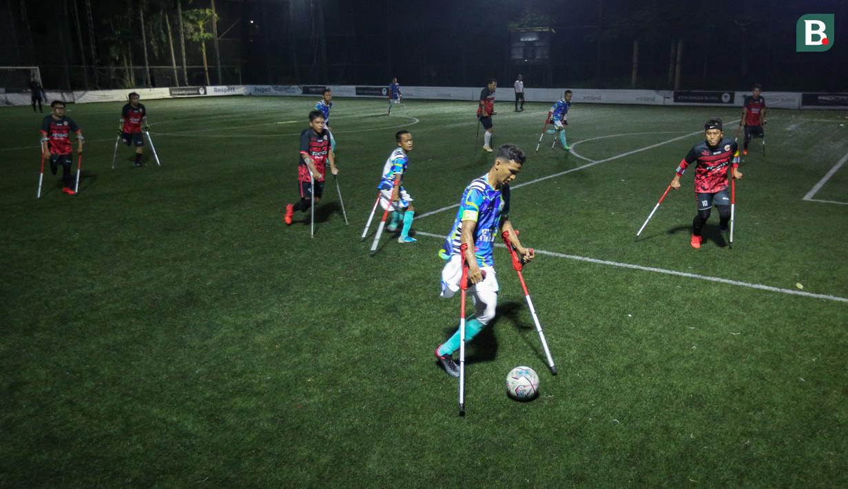 Pemain Timnas Sepak Bola Amputasi Indonesia, Agung Rizki Satria menggiring bola saat laga uji coba untuk persiapan Piala Dunia Amputasi 2022 melawan Persaj Jakarta di Serenia Hills Mini Soccer, Jakarta Selatan, Senin (08/08/2022). Garuda INAF menang dengan skor 13-0. (Bola.com/Bagaskara Lazuardi)