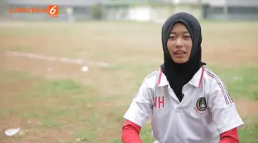 Seorang gadis berhijab memilih profesi yang jarang dilakukan kaum perempuan, yaitu sebagai wasit sepakbola. 