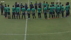Para pemain Timnas Indonesia diberikan pengarahan saat latihan di Lapangan ABC Senayan, Jakarta, Jumat (12/1/2018). Latihan ini merupakan persiapan jelang laga melawan Islandia. (Bola.com/Vitalis Yogi Trisna)