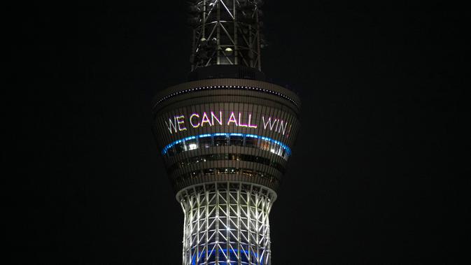 Tokyo Skytree menampilkan pesan bertuliskan 