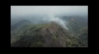 Lereng gunung kembali terbakar. Kali ini lereng Gunung Willis di Madiun, Jawa Timur.