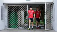 Luke Xavier Keet memasuki lapangan saat latihan perdana Timnas Indonesia U-22 untuk SEA Games 2025 di Stadion Madya, Senayan, Jakarta, Selasa (11/11/2025). (Bola.com/Bagaskara Lazuardi)
