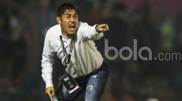 Pelatih Semen Padang, Nil Maizar, merupakan sosok juru taktik yang kerap tampil ekspresif saat mendampingi klubnya bertanding. (Bola.com/Vitalis Yogi Trisna)
